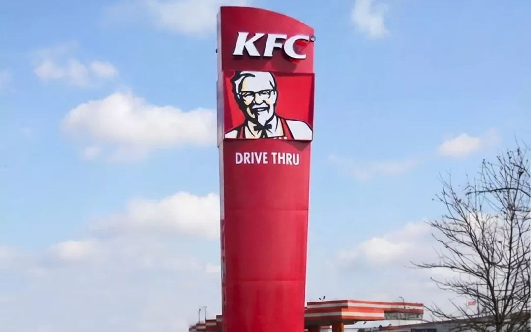 Pylony dla restauracji drive thru – jak zwiększyć widoczność i sprzedaż