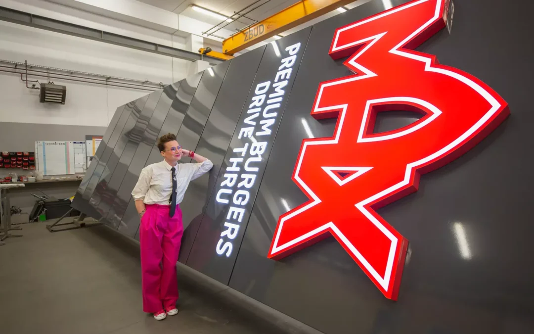 Ile osób naprawdę pracuje na Twój pylon reklamowy i kto bierze za niego odpowiedzialność?