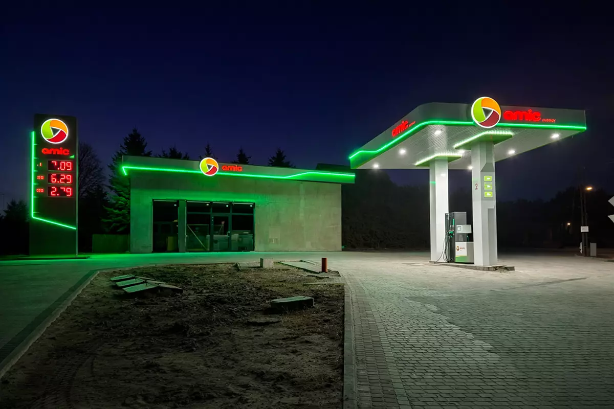Podświetlona stacja paliw Amic Podświetlona stacja paliw Amic